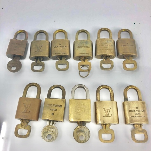 Louis Vuitton Accessories - Auth Louis Vuitton Gold Tone Lock and Key #753L22
